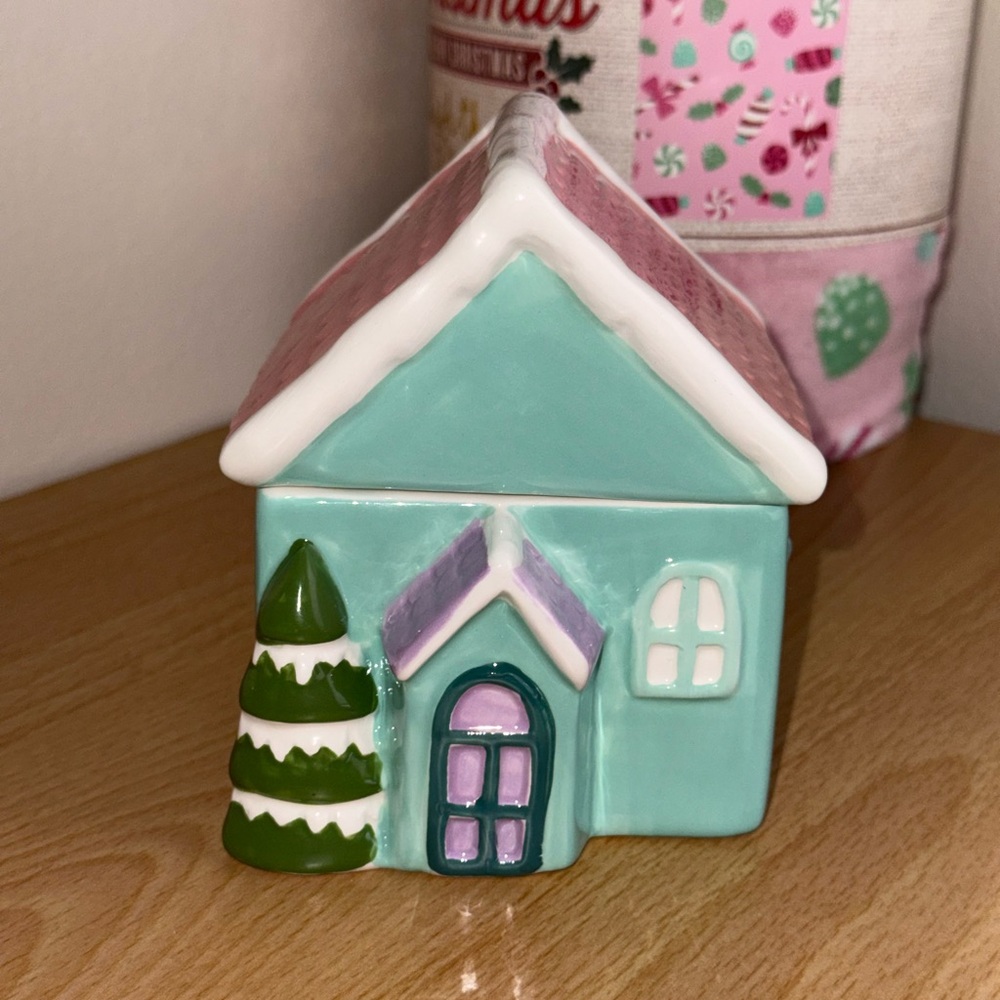 DW Home Festive Balsam Cute Gingerbread House / Cottage Candle